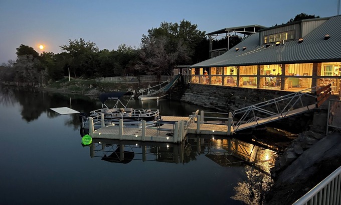 Graham House | Lodge on Lake Godstone