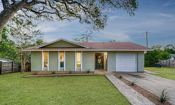 Georgetown House | Lodge on West. Dog friendly and Walk to Square!