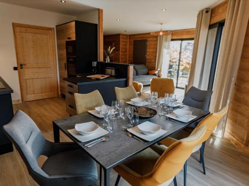 Le Chambon-sur-Lignon House | Lodge PMR avec jacuzzi privatif, accès spa et activités au bord du golf! - FR-1-582-372