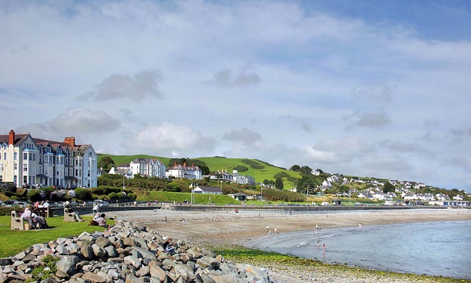 Criccieth Ski Chalet | Lodge with one double, one twin and one with bunks.