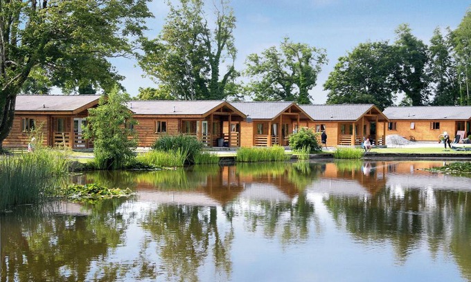 Criccieth Ski Chalet | Lodge with one double and one twin.