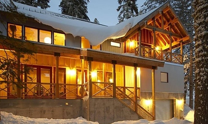 Serene Lakes House | Lodgepole Pine House an Ecologically Designed Vacation Home.