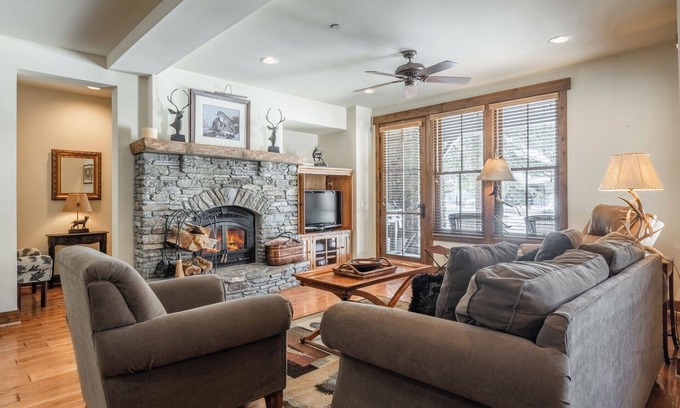 Mammoth Lakes Condo | Lodges Condo w Mountain Views Spa 620