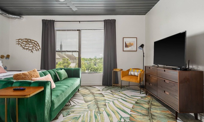Midtown Apartment | Lodgeur | Enchanting & fun studio loft | Midtown