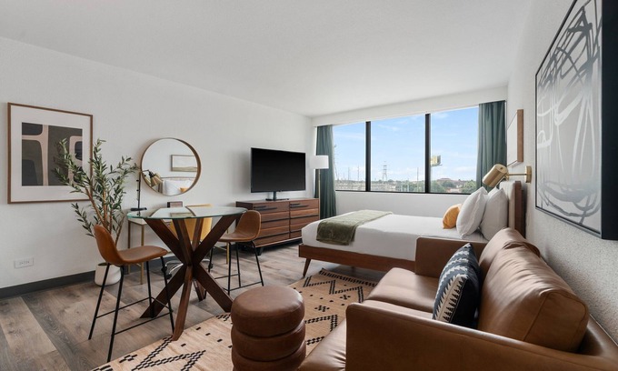Greenway Plaza-Upper Kirby Apartment | Lodgeur | Studio near Med Center | Upper Kirby