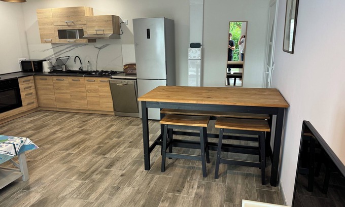 Plan-d'Orgon Apartment | Lodging in the middle of the meadows (Alpilles, Eygalières, Provence), pets welcome