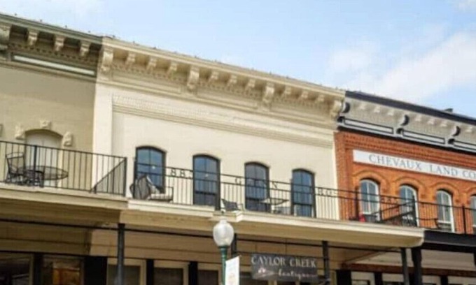 Granbury Apartment | Loft above the Historic Granbury Square