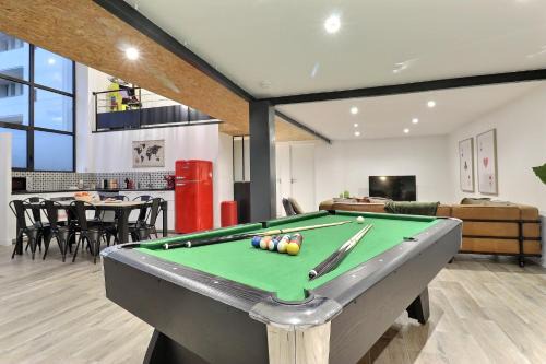 Chateauvert Apartment | Loft Billard