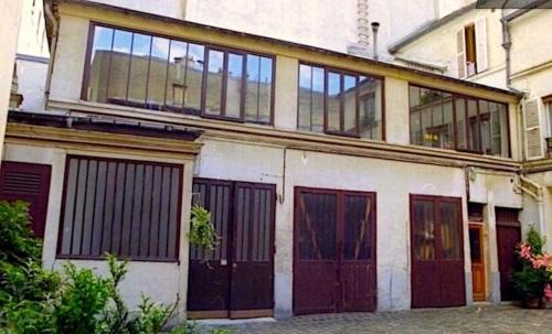 19th Arrondissement Apartment | Loft character with a view of court