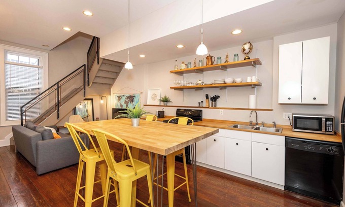 Pendleton Condo | Loft Life Pendleton 2 – Chic Downtown Condo for 4!