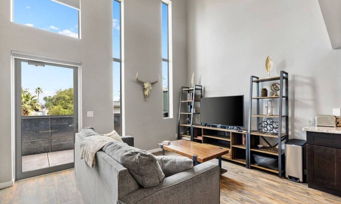Gililland Apartment | Loft near ASU+Mill Ave | King Bed | Pool+Spa+Gym