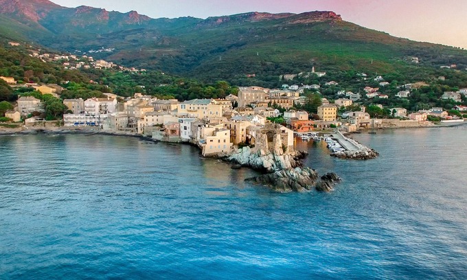 Erbalunga Apartment | Loft of 100 m2 in the village of Erbalunga, waterfront