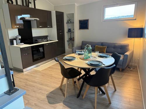 Bourg-Saint-Christophe Apartment | Loft, Studio and Love Rooms
