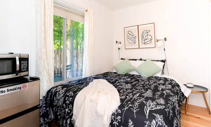 Alki Apartment | Loftium | Cozy & Chic Guest Suite - steps from Alki Beach!