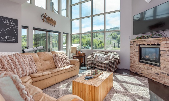 Brian Head Apartment | Lofts 2-A-Stunning Condo Right Across From Ski Resort