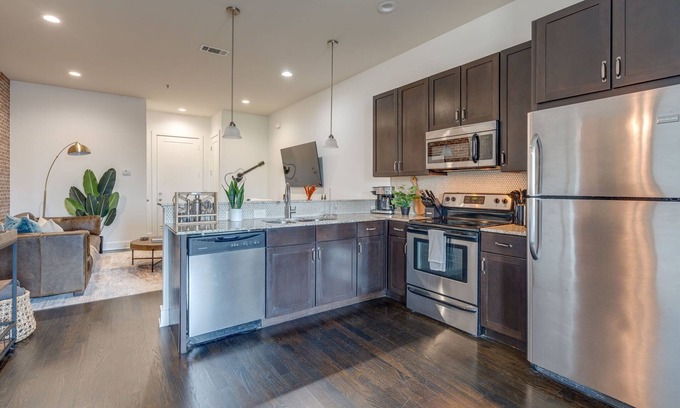 West End House | Lofts At 30th - Urban Cityscape - Mins To Broadway