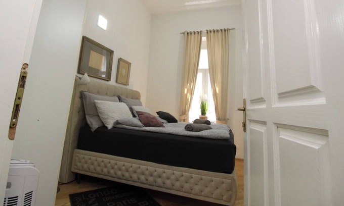 Old Town Apartment | Lofty Luxury 3 BD Apartment 140 sqm, in Downtown Bascarsija