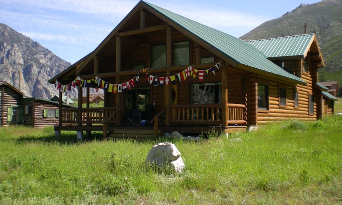 Roscoe Cabin | Log Cabin on the Shore of East Rosebud Lake