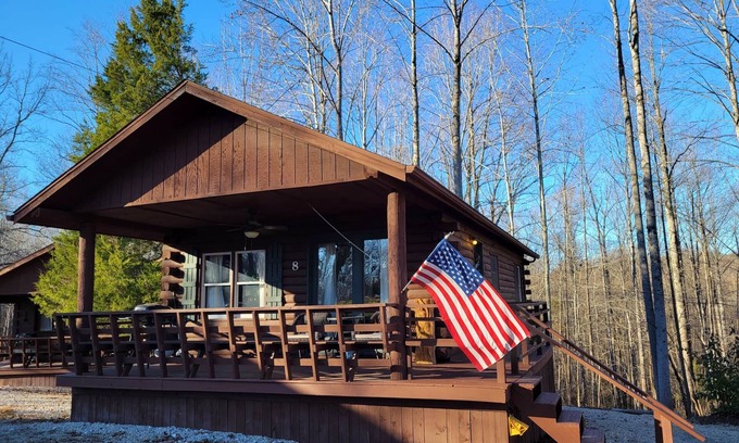Schnellville House | Log Cabin 8 with Hot Tub at Osborn Boat Ramp on Patoka Lake