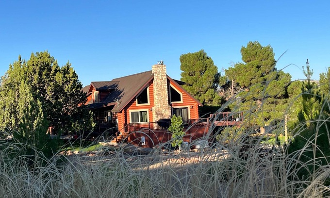 St. George House | Log Cabin Close to Trails & Snow Canyon State Park