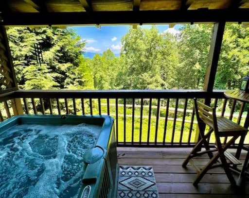 Bryson City House | Log Cabin, Hot Tub and HUGE Mountain Views!
