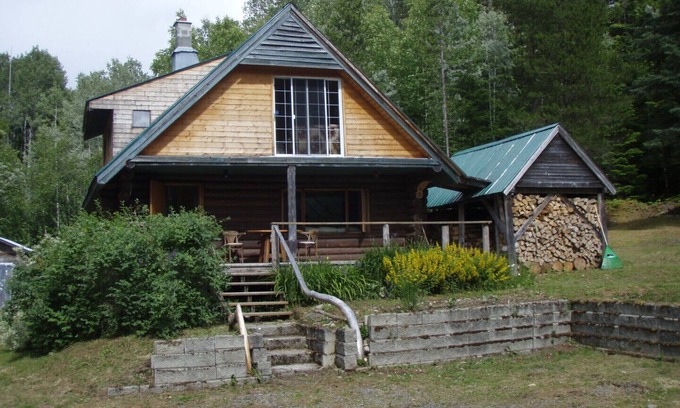Cedarvale House | Log cabin in the woods get away, cell service 10 minutes by car!