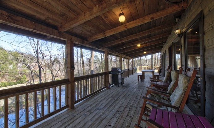 Lookout Valley Neighborhood Association Cabin | Log Cabin on 2 acres, hot tub, pond, fishing, pets