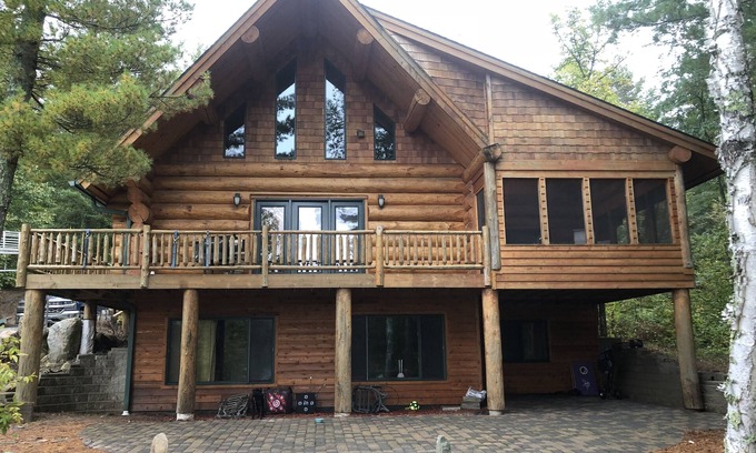Akeley House | Log Cabin on beautiful Howard Lake.