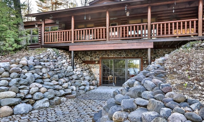 Eagle River House | Log Cabin on Deerskin lake