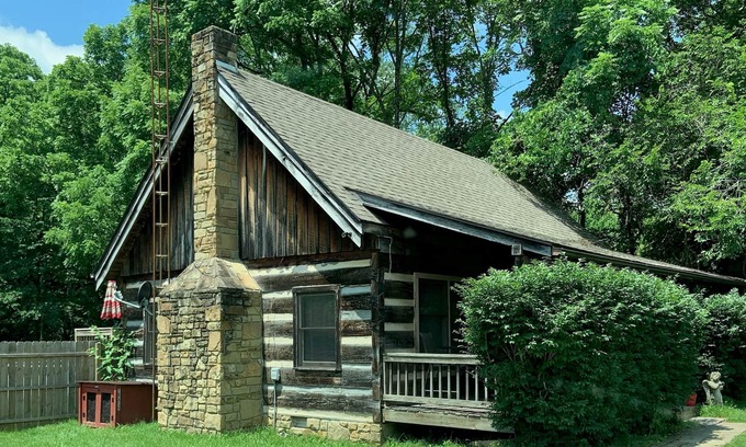 Gnaw Bone Cabin | Log cabin, pets, close to Nashville.