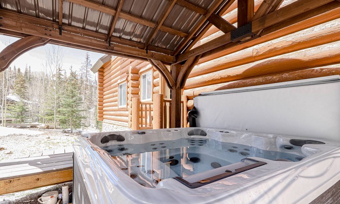 Brian Head Cabin | Log cabin w/ arcade games, pool table, wine fridge, hot tub, fireplace & firepit