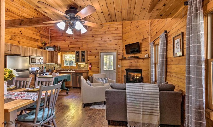 Beech Mountain House | Log Cabin with Deck and Fireplace Walk to Lake and Trails