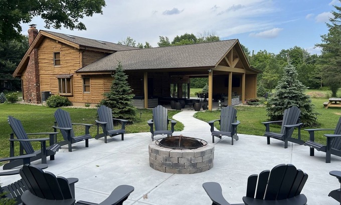 Hinckley Cabin | Log Cabin with Hot Tub