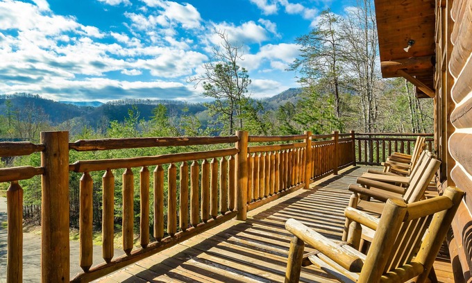 Gatlinburg - Pigeon Forge Cabin | LOG CABIN★SECLUDED AUGUST SPECIALS★HOT TUB★GAME ROOM★CONVENIENT