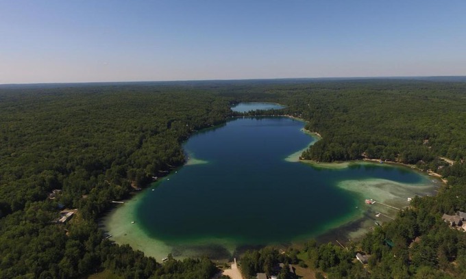 Kalkaska House | Log Cottage on Blue Lake