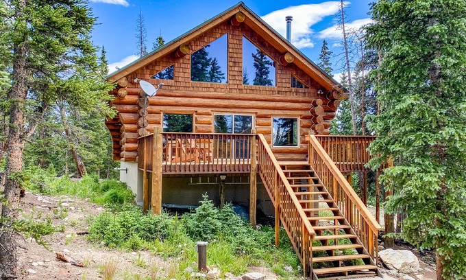 Valley of the Sun Cabin | Log Home w/Epic Mtn Views, Large Deck, Pet Friendly - Ptarmigan Lodge
