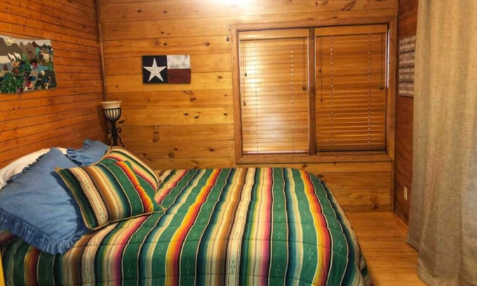 Mico Cabin | Log House-2 bedroom near Medina Lake