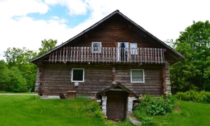 Plainfield House | Log House with Views of Spruce Mtn