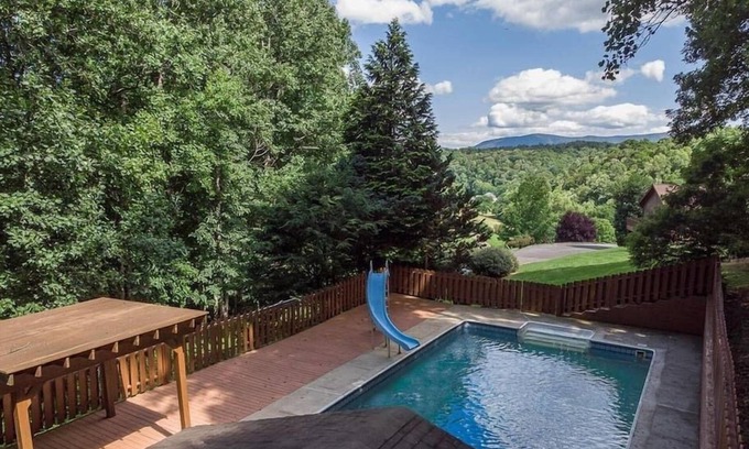 Natural Bridge House | Log Lodge: Mountain/Water View & Heated Pool!