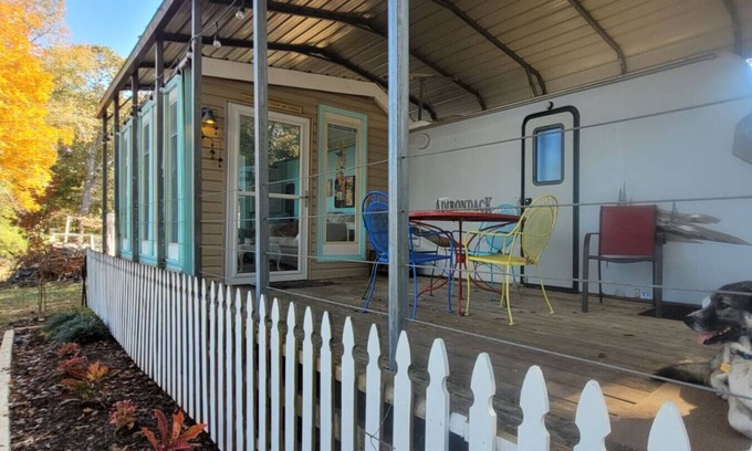 Lincoln Apartment | Logan Martin Lake Sunroom camper