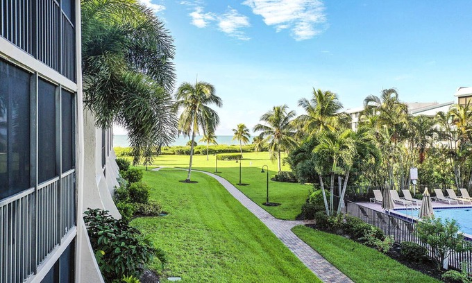 Sanibel House | Loggerhead Cay 562 - Partial gulf view, beach side vacation rental condo