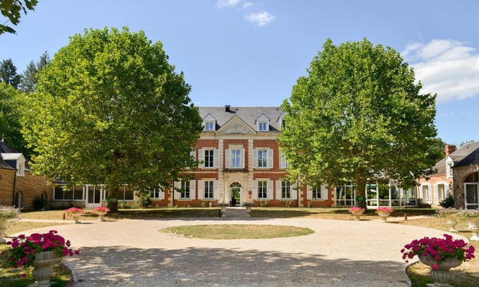 Salbris Hotel | Logis Domaine De Valaudran