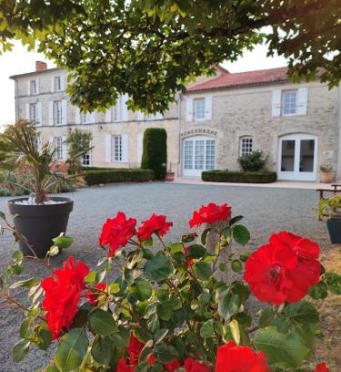 Tonnay-Boutonne Hotel | Logis Domaine du Prieuré