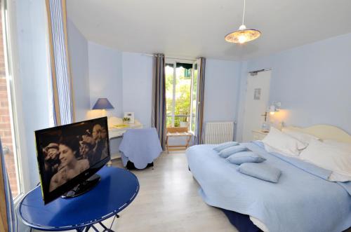 Milon-la-Chapelle Hotel | Logis Hôtel De La Chapelle