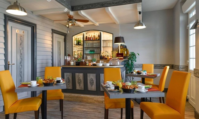 Salbris Hotel | Logis Hôtel du Dauphin