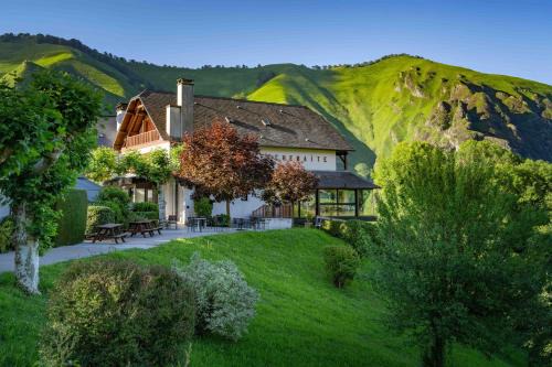 Larrau Hotel | Logis Hôtel Etchemaïté