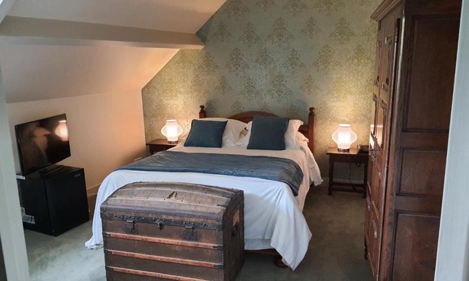 Germigny-l'Eveque Hotel | LOGIS - Hôtel & Restaurant Le Gonfalon