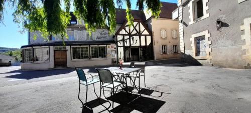Quartier Malvares Hotel | Logis Hôtel Restaurant La Vieille Auberge, Art and Gallery