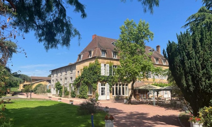 Chaintre Hotel | Logis Hôtels Château de La Barge