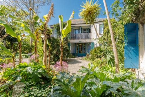 Saint-Vaast-la-Hougue Hotel | Logis Hotel Les Fuchsias